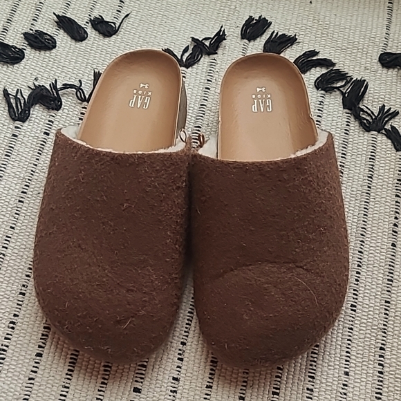 NWOT GAP Kids clog - Picture 2 of 4